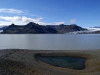 Breiðárlón Gletschersee vor Bergkulisse